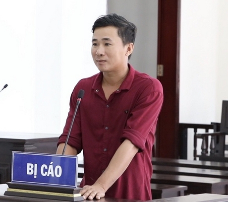  Bị cáo Phạm Văn Lợi ra tòa vì khai thác cát trái phép.