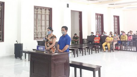 2 bị cáo Đặng Thanh Hùng và Nguyễn Thị Kiều Oanh nghe HĐXX tuyên án.