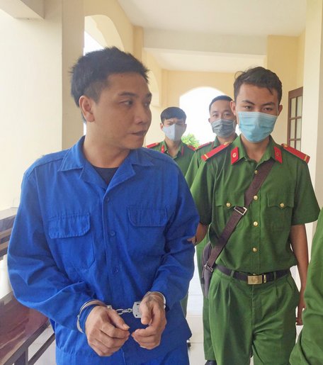 Lực lượng công an dẫn giải bị cáo Lê Minh Quang sau khi kết thúc phiên tòa sơ thẩm.