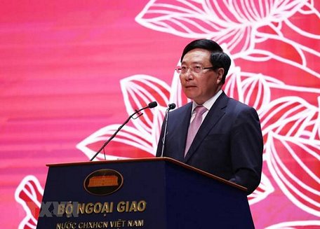 Phó Thủ tướng, Bộ trưởng Bộ Ngoại giao Phạm Bình Minh đọc diễn văn về truyền thống lịch sử 75 năm ngành ngoại giao và phong trào thi đua yêu nước của Bộ Ngoại giao giai đoạn 2016-2020, định hướng 2020-2025. (Ảnh: Lâm Khánh/TTXVN)