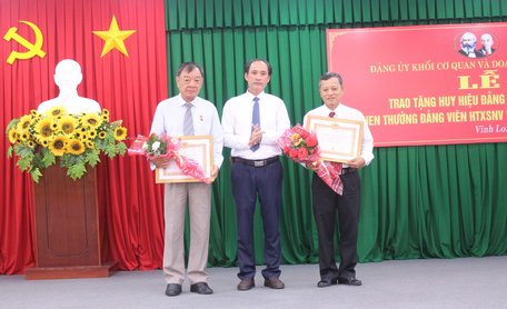 Đồng chí Trần Xuân Thiện- Tỉnh ủy viên, Bí thư Đảng ủy Khối Cơ quan và Doanh nghiệp tỉnh trao Huy hiệu 40 năm tuổi Đảng cho đảng viên