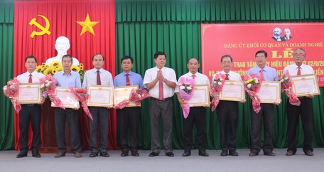 Chủ nhiệm Ủy ban Kiểm tra Tỉnh ủy- Bùi Văn Nở trao bằng khen của Ban Thường vụ Tỉnh ủy cho đảng viên hoàn thành xuất sắc nhiệm vụ 5 năm liền.