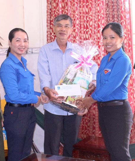 Phó Bí thư Tỉnh Đoàn Vĩnh Long Nguyễn Thụy Yến Phương (trái) thăm gia đình chính sách.