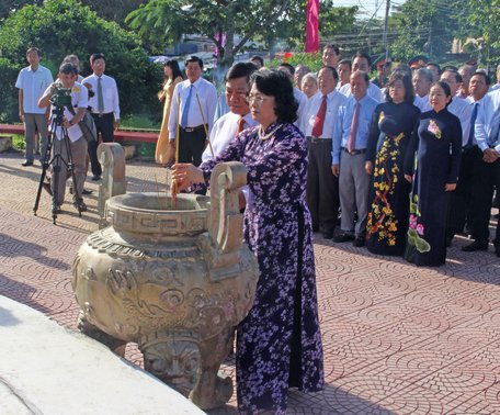 Phó Chủ tịch nước- Đặng Thị Ngọc Thịnh thắp hương tại Khu lưu niệm Thủ tướng Võ Văn Kiệt.