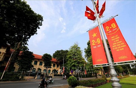 Băng rôn, biểu ngữ được trang hoàng dọc tuyến đường trước Lăng Chủ tịch Hồ Chí Minh. Ảnh: Thành Đạt/TTXVN