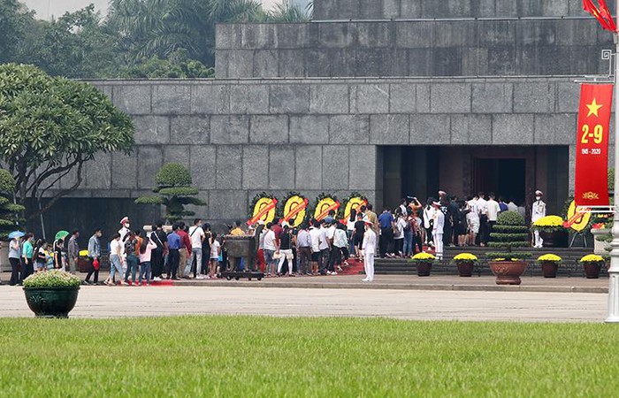 Từ sáng sớm, hàng vạn người dân từ khắp mọi miền đất nước về Thủ đô Hà Nội viếng lăng Chủ tịch Hồ Chí Minh.