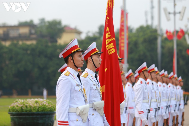 Trong các buổi chào cờ, hạ cờ hàng ngày trên Quảng trường Ba Đình, các chiến sĩ Bộ Tư lệnh bảo vệ lăng luôn coi đó là niềm vinh dự, tự hào.