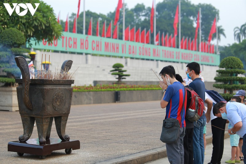 Sau khi lễ chào cờ kết thúc, người dân di chuyển đến thắp hương trước Lăng Bác. Hôm nay cũng là kỷ niệm 51 năm ngày mất của Chủ tịch Hồ Chí Minh.