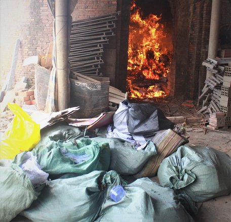 Toàn bộ số thuốc lá được tiêu hủy tại Cơ sở sản xuất gạch ngói Thanh Hùng ở ấp Mỹ Điền (xã Mỹ Phước- Mang Thít).
