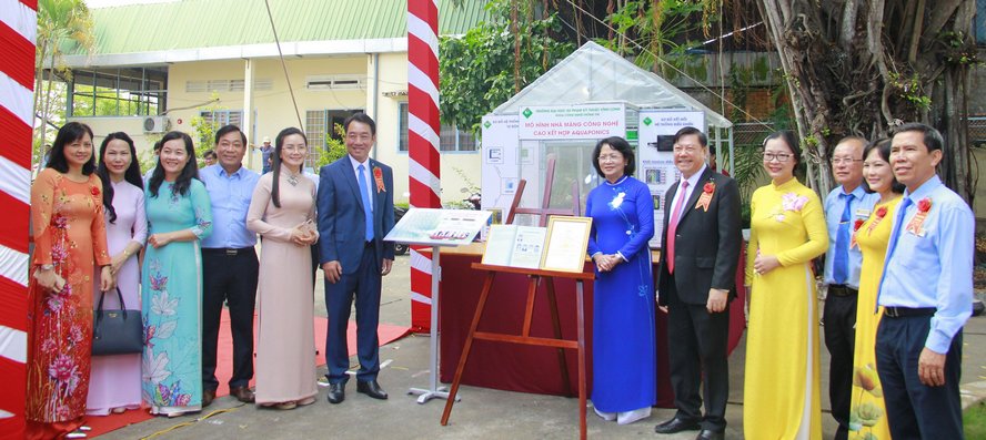 Phó Chủ tịch nước Đặng Thị Ngọc Thịnh cùng lãnh đạo tỉnh tham quan mô hình Nhà màn công nghệ cao kết hợp Aquaponics của Trường ĐH Sư phạm Kỹ thuật Vĩnh Long.