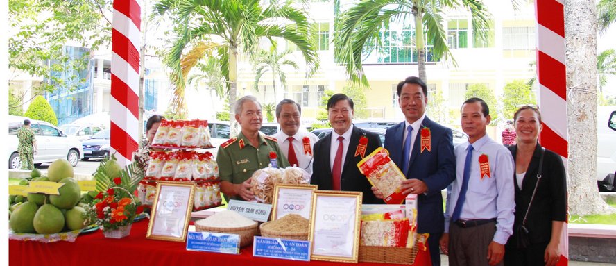 Bí thư Tỉnh ủy- Trần Văn Rón cùng Chủ tịch UBND tỉnh- Lữ Quang Ngời tham quan gian hàng trưng bày các sản phẩm OCOP của huyện Tam Bình. 