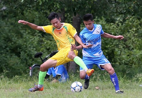 Pha tranh bóng trong trận Trọng tài FC Vĩnh Long (bên trái) gặp Minh Đăng FC TP Hồ Chí Minh.