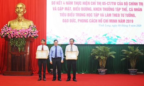 Đồng chí Trần Văn Rón- Ủy viên BCH Trung ương Đảng, Bí thư Tỉnh ủy trao bằng khen của Thủ tướng Chính phủ cho các tập thể, cá nhân xuất sắc.