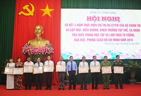 Bí thư Tỉnh ủy- Trần Văn Rón tặng bằng khen cho các tập thể xuất sắc.