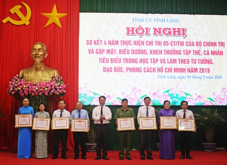 Đồng chí Lữ Quang Ngời- Phó Bí thư Tỉnh ủy, Chủ tịch UBND tỉnh trao bằng khen cho các cá nhân xuất sắc.