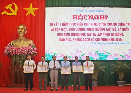 Đồng chí Nguyễn Thành Thế- Ủy viên Thường vụ Tỉnh ủy, Trưởng Ban Tổ chức Tỉnh ủy trao giải cho các tác giả có tác phẩm văn học nghệ thuật đạt giải B, C và khuyến khích