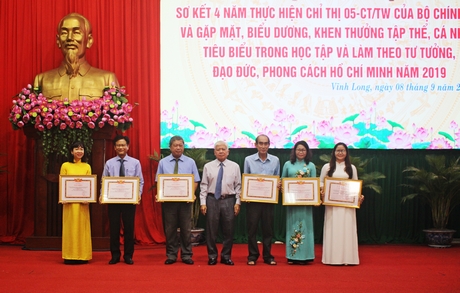 Đồng chí Lê Thành Lượng- Ủy viên Thường vụ Tỉnh ủy, Trưởng Ban Nội chính Tỉnh ủy trao giấy khen cho các tập thể và cá nhân xuất sắc trong quảng bá tác phẩm báo chí, văn học nghệ thuật.