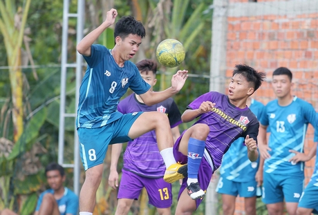 Pha tranh bóng trong trận Lộc Tài FC (phải) trước Hữu Toàn FC.