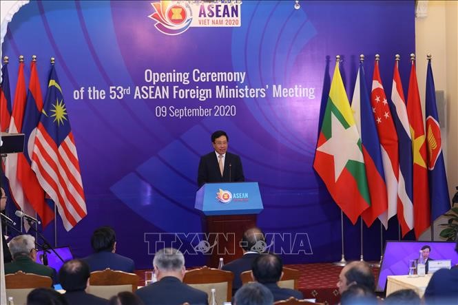 Phó Thủ tướng, Bộ trưởng Bộ Ngoại giao Phạm Bình Minh, Chủ tịch Uỷ ban Quốc gia ASEAN 2020 phát biểu khai mạc. Ảnh: Lâm Khánh/TTXVN