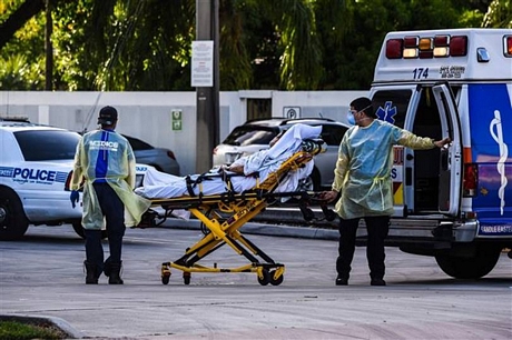  Chuyển bệnh nhân COVID-19 tới bệnh viện ở Coral Gables, gần Miami, Mỹ, ngày 30/7/2020. Ảnh: AFP/TTXVN