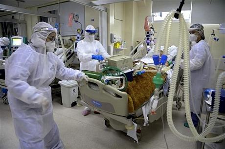  Nhân viên y tế điều trị cho bệnh nhân COVID-19 tại bệnh viện ở Porto Alegre, Brazil, ngày 13/8/2020. Ảnh: AFP/TTXVN