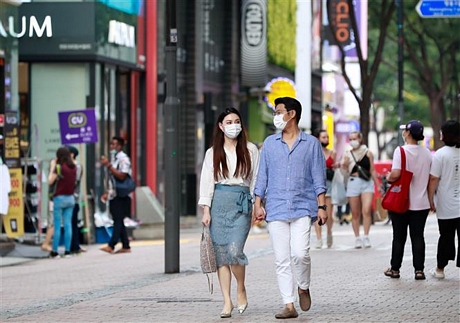   Người dân đeo khẩu trang phòng lây nhiễm COVID-19 tại Seoul, Hàn Quốc, ngày 5/9/2020. Ảnh: THX/ TTXVN