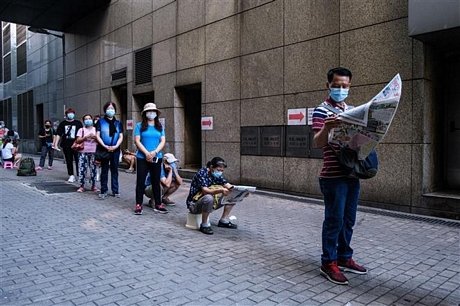 Người dân xếp hàng chờ xét nghiệm COVID-19 tại Hong Kong, Trung Quốc, ngày 29/7/2020. Ảnh: AFP/TTXVN