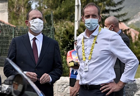 Thủ tướng Pháp Jean Castex (trái) và Giám đốc giải đua xe đạp vòng quanh nước Pháp (Tour de France), Christian Prudhomme (phải) theo dõi chặng đua thứ 8 của giải ở Loudenvielle ngày 5/9/2020. Ảnh: AFP/TTXVN