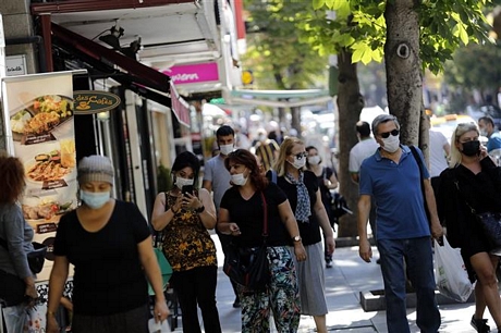   Người dân đeo khẩu trang phòng lây nhiễm COVID-19 tại Ankara, Thổ Nhĩ Kỳ, ngày 7/9/2020. Ảnh: THX/TTXVN