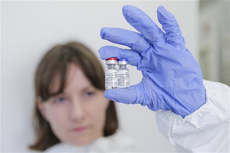  Vaccine ngừa bệnh COVID-19 của Nga do Viện khoa học nghiên cứu về dịch tễ học và vi trùng học Gamaleya phát triển, tại Moskva ngày 6/8/2020. Ảnh: AFP/TTXVN