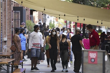  Người dân đeo khẩu trang phòng lây nhiễm COVID-19 tại một khu chợ ở New York, Mỹ, ngày 7/9/2020. Ảnh: THX/ TTXVN