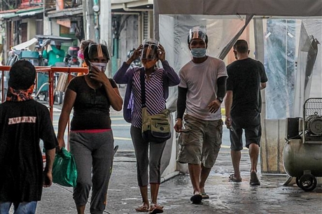 Người dân đeo khẩu trang phòng lây nhiễm COVID-19 tại Manila, Philippines, ngày 18/8/2020. Ảnh: THX/ TTXVN