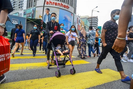   Người dân đeo khẩu trang phòng lây nhiễm COVID-19 tại Kuala Lumpur, Malaysia, ngày 14/8/2020. Ảnh: THX/ TTXVN