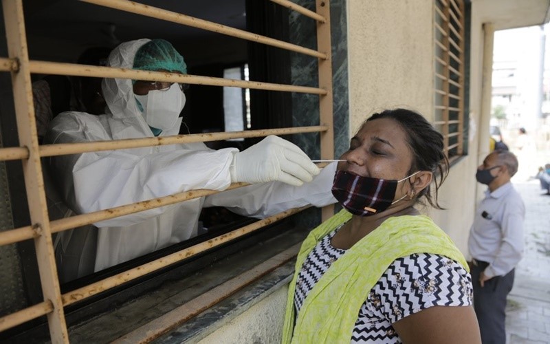 Lấy mẫu xét nghiệm Covid-19 cho người dân tại trung tâm y tế ở Ahmedabad, Ấn Độ, ngày 10/9. (Ảnh: AP)