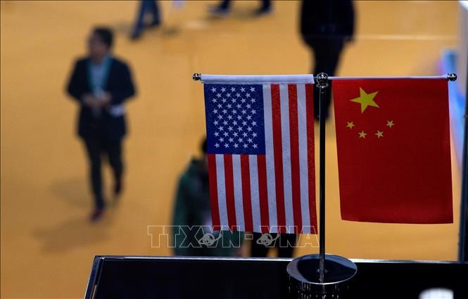 Cờ Mỹ (trái) và cờ Trung Quốc (phải) tại một gian hàng ở Triển lãm nhập khẩu quốc tế Trung Quốc ở Thượng Hải, ngày 6/11/2018. Ảnh: AFP/TTXVN