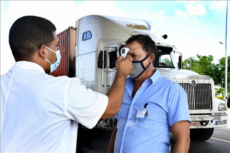 Kiểm tra thân nhiệt phòng lây nhiễm COVID-19 tại La Habana, Cuba ngày 1/9. Ảnh: THX/TTXVN