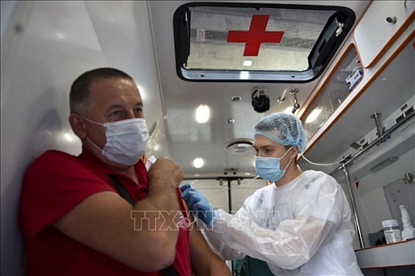 Nhân viên y tế tiêm vaccine ngừa cúm mùa cho người dân tại một trạm tiêm vaccine di động ở Moskva, Nga ngày 7/9. Ảnh: AFP/TTXVN