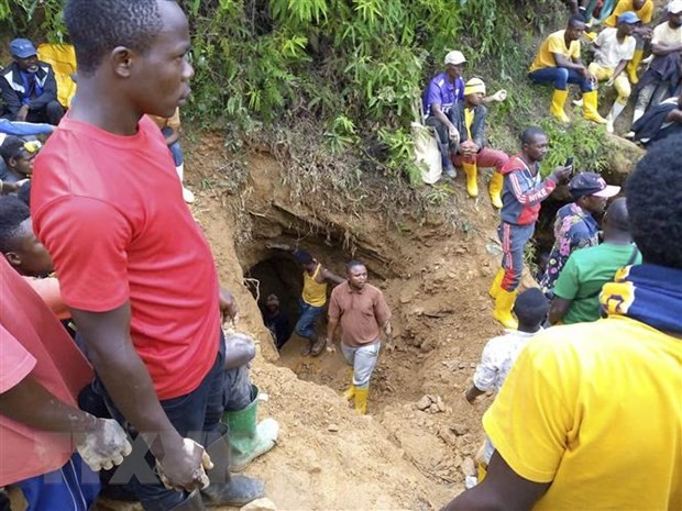 Nhân viên cứu hộ làm nhiệm vụ tại lối vào mỏ khai thác vàng thủ công sau vụ mưa lớn gây ngập lụt ở Kamituga, Nam Kivu, CHDC Congo, ngày 12/9/2020. (Ảnh: AFP/TTXVN)