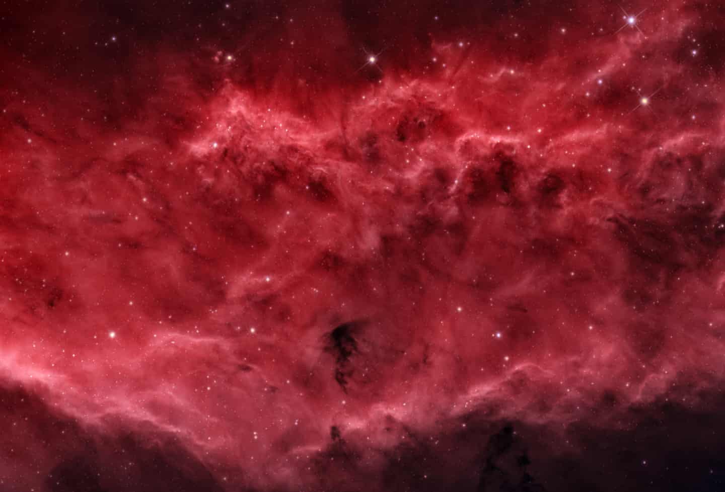 Bức ảnh Những cơn sóng của Bence Toth đoạt giải hạng mục Nhiếp ảnh gia mới xuất sắc nhất. Hình ảnh chụp vùng trung tâm của Tinh vân California (NGC 1499), thể hiện năng lượng rộng lớn không thể kiểm soát của tự nhiên, giống như những con sóng khổng lồ của một cơn bão trong đại dương.