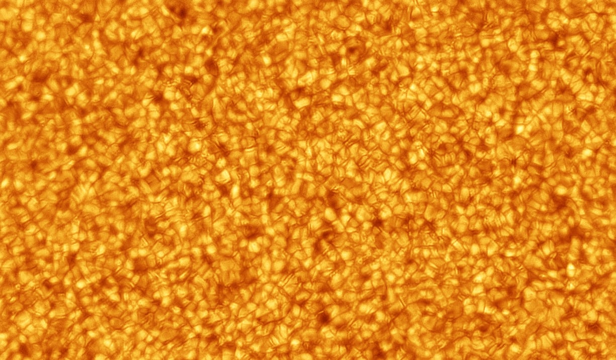 Ánh dương lỏng của nhiếp ảnh gia thiên văn Alexandra Hart đến từ Vương quốc Anh đoạt giải nhất hạng mục Mặt trời của chúng ta. Bề mặt này trên mặt trời dày khoảng 100km, rộng khoảng 1.000km, chuyển động không ngừng và tạo ra một cấu trúc 