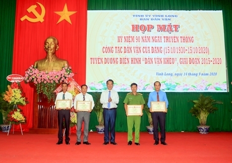 Ông Lữ Quang Ngời- Phó Bí thư Tỉnh ủy, Chủ tịch UBND tỉnh- trao bằng khen các tập thể trong phong trào thi đua “Dân vận khéo” giai đoạn 2015- 2020.