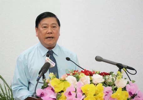 Bí thư Tỉnh ủy- Trần Văn Rón phát biểu tại kỳ họp.