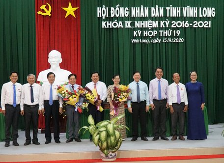 Lãnh đạo tỉnh tặng hoa chúc mừng các đồng chí vừa trúng cử chức danh Phó Chủ tịch UBND tỉnh và thành viên UBND tỉnh Vĩnh Long. 