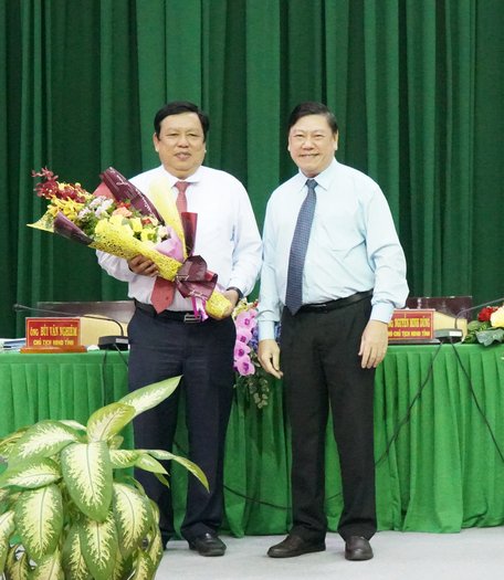 Bí thư Tỉnh ủy- Trần Văn Rón tặng hoa chúc mừng ông Nguyễn Văn Liệt