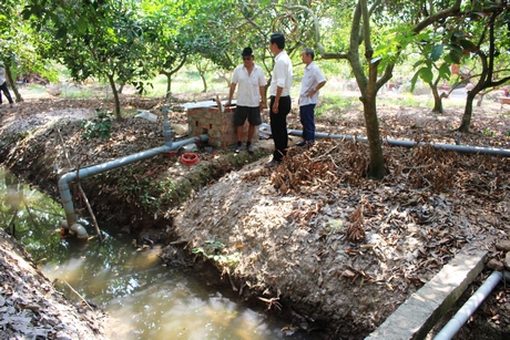 Xâm nhập mặn đe dọa an ninh nguồn nước. Trong ảnh: Nhà vườn ở Bình Hòa Phước (Long Hồ) mua, trữ nước ngọt tưới vườn trong mùa hạn mặn.