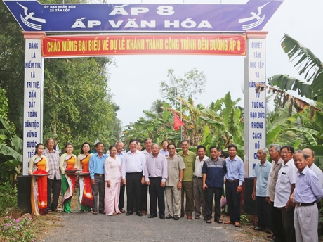 Bí thư Tỉnh ủy- Trần Văn Rón đến dự cùng địa phương trong ngày khánh thành tuyến đèn đường năng lượng mặt trời ở Ấp 8.