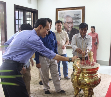 Đoàn của Tổng Công ty Du lịch Sài Gòn đến thăm và thắp hương tại Khu lưu niệm Thủ tướng Võ Văn Kiệt.