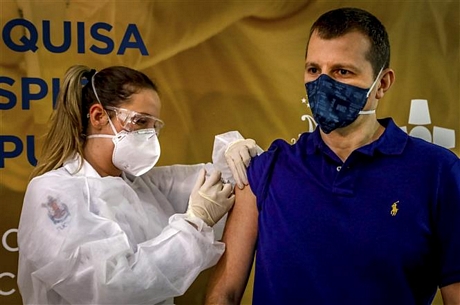 Tiêm thử nghiệm vaccine ngừa COVID-19 cho tình nguyện viên tại Porto Alegre, Brazil ngày 8/8/2020. Ảnh: AFP/TTXVN