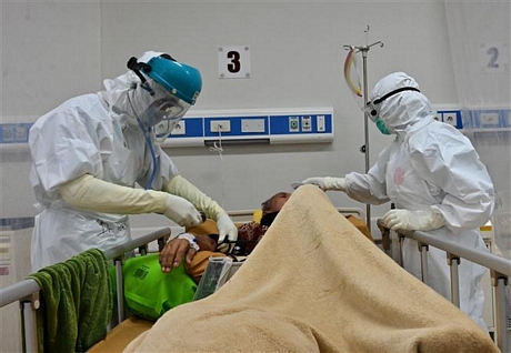 Nhân viên y tế điều trị cho bệnh nhân COVID-19 tại bệnh viện ở Bogor, Tây Java, Indonesia, ngày 3/9/2020. Ảnh: AFP/ TTXVN