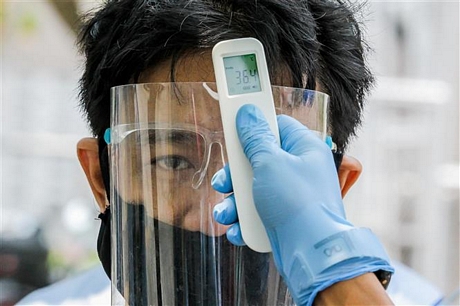 Kiểm tra thân nhiệt phòng lây nhiễm COVID-19 tại Manila, Philippines, ngày 3/9/2020. Ảnh: THX/ TTXVN